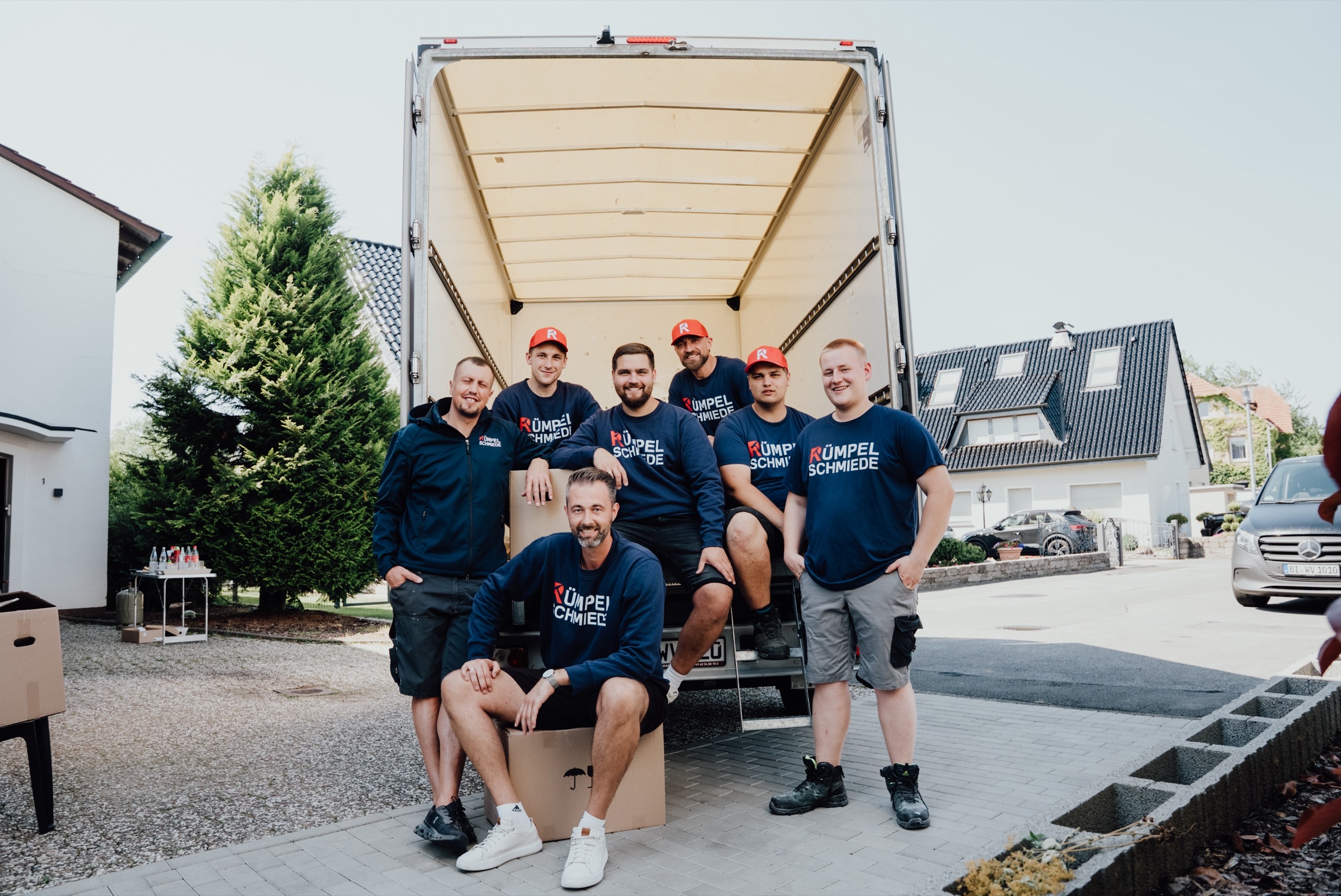 Das Team der Rümpelschmiede vor dem beladenen LKW