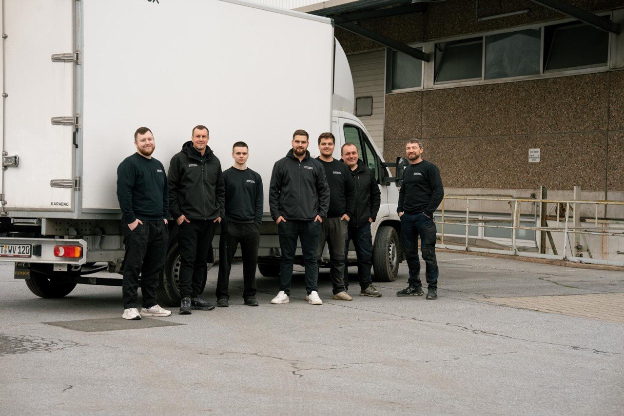 Das Wertvoll Team vor dem Einsatzfahrzeug in Köln